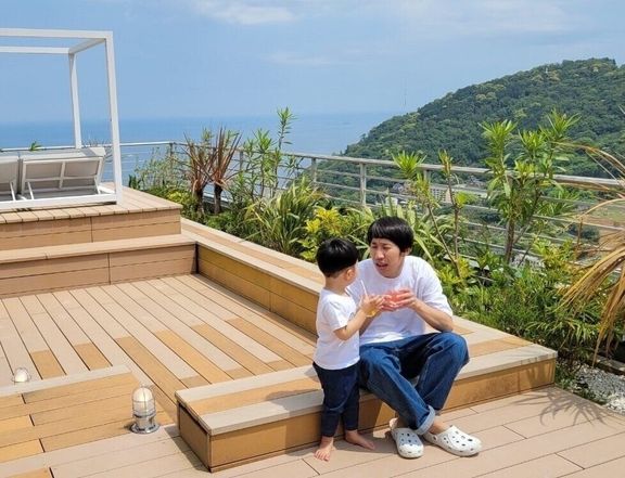 旅行先での、ひょっこりはんさんと長男の画像