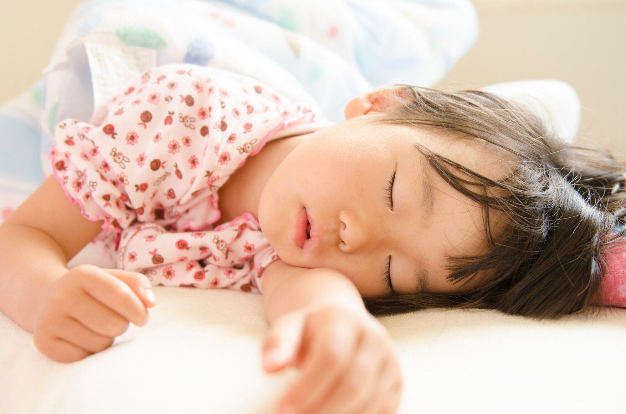 子どもは年齢にかかわらず6時台起床が多め！「何時に寝て何時に起きる？」