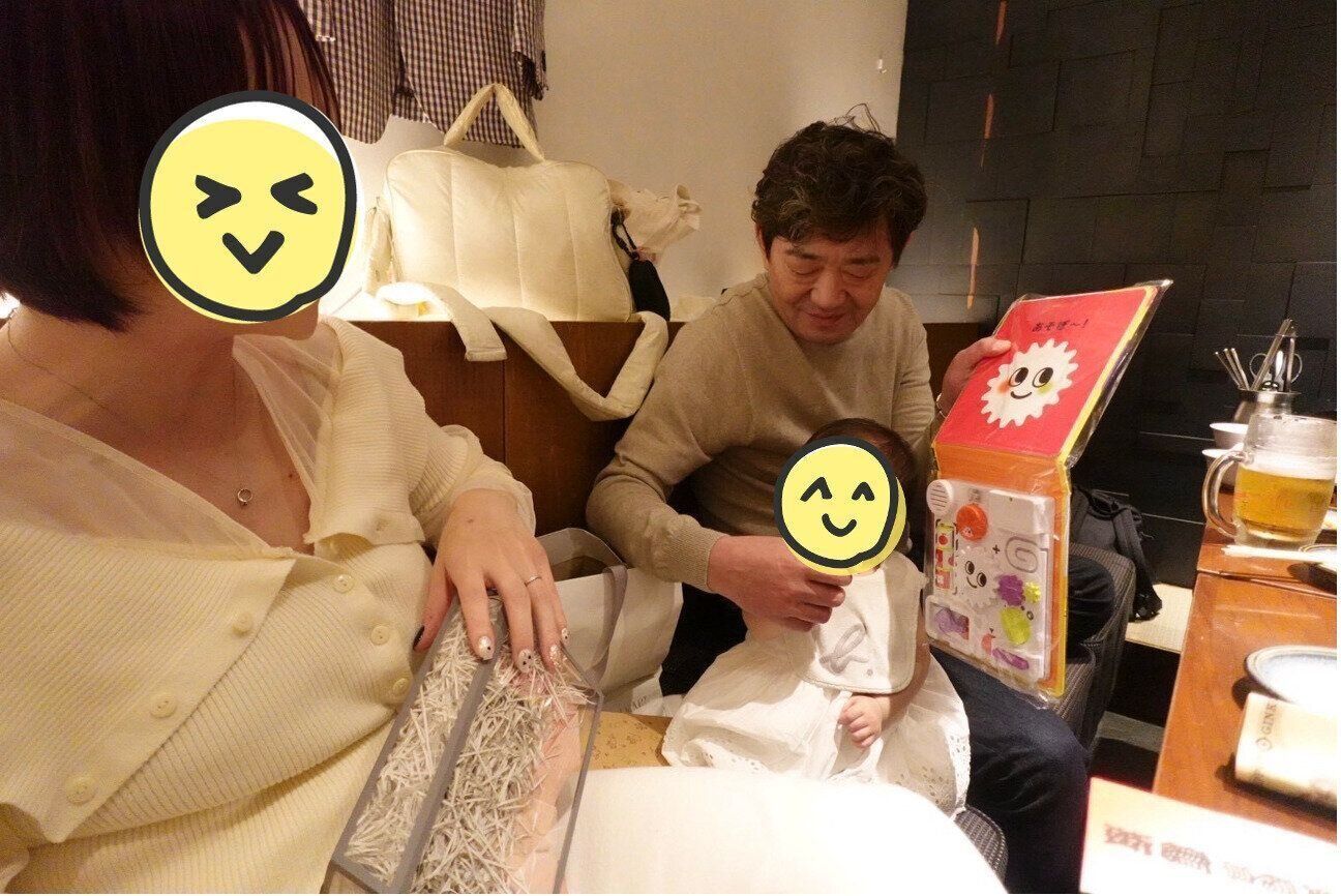 娘さんの1歳の誕生日に、家族3人でお祝い。