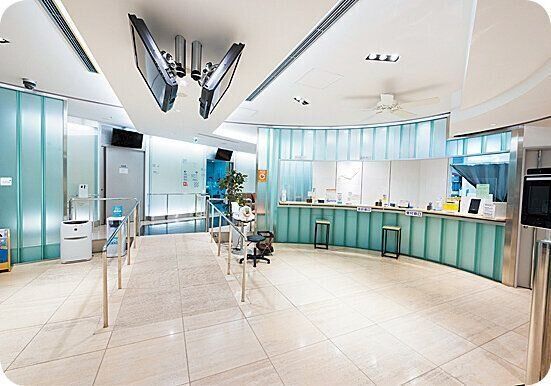 【受付】総合受付で受付番号を発券。待合室にあるモニターに、自分の番号が表示されたら診察室へ