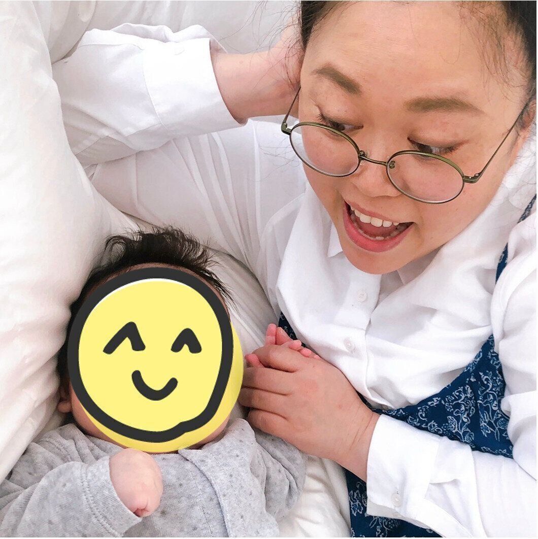 長男が赤ちゃんのころの親子写真。うれしそうな表情の江上さん。