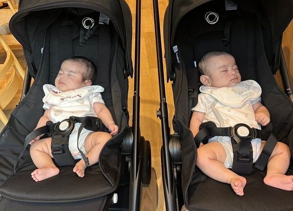 ベビーカーでお出かけする双子ちゃん。左が妹で、右がお兄ちゃん。