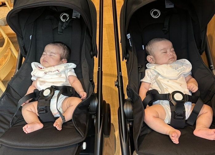 ベビーカーでお出かけする双子ちゃん。左が妹で、右がお兄ちゃん。