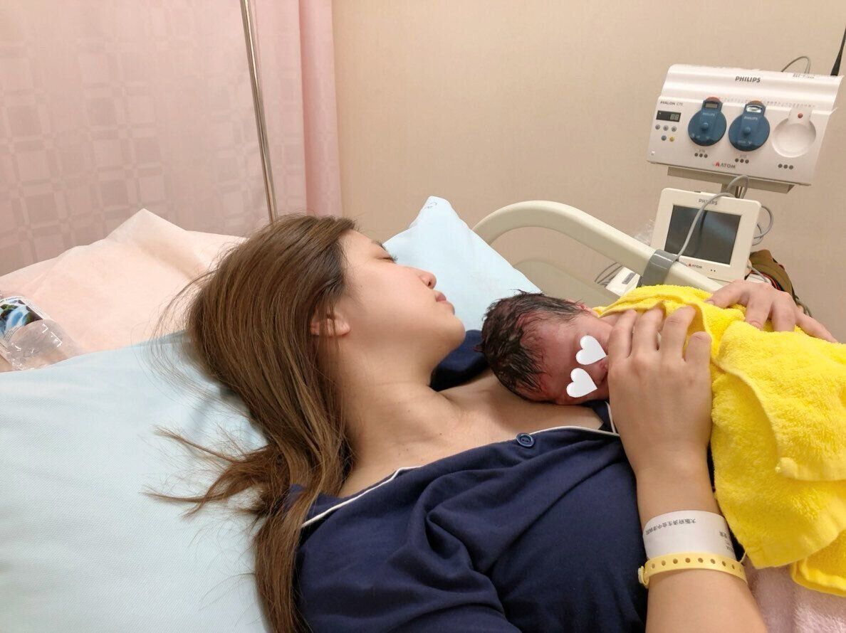 長女を出産した直後の丸高さん。