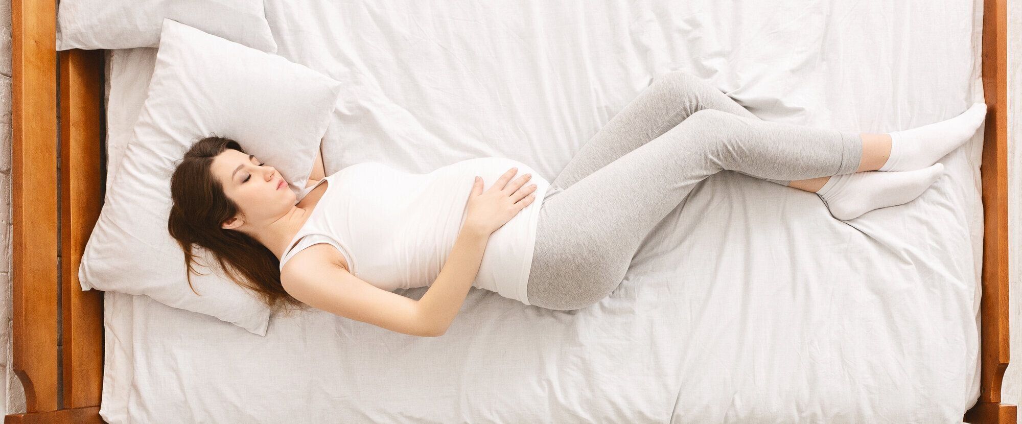 安静に眠っている妊娠中の女性