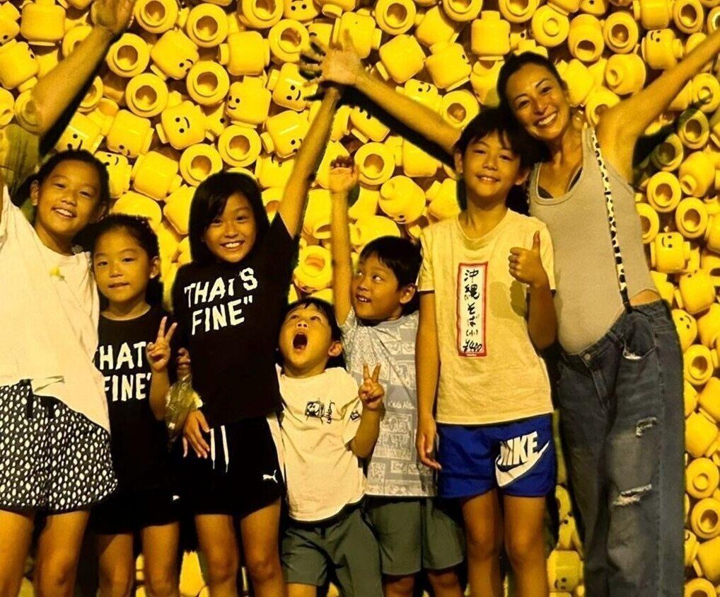 6人の子どもたちと日記さん。7人目妊娠中に親子で外出している1枚。