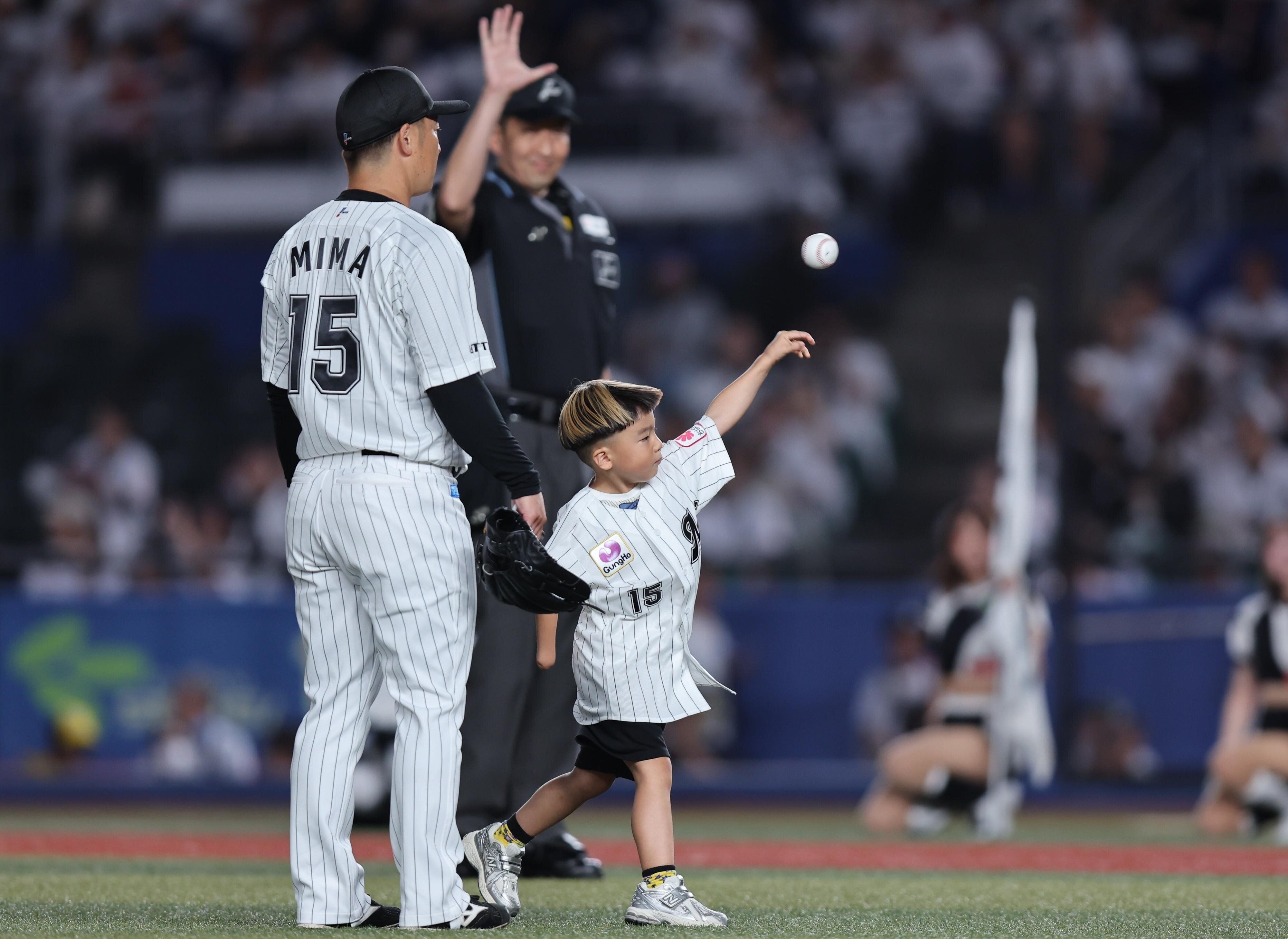 美馬さんの引退試合で、始球式を立派に務める長男・ミニっち。