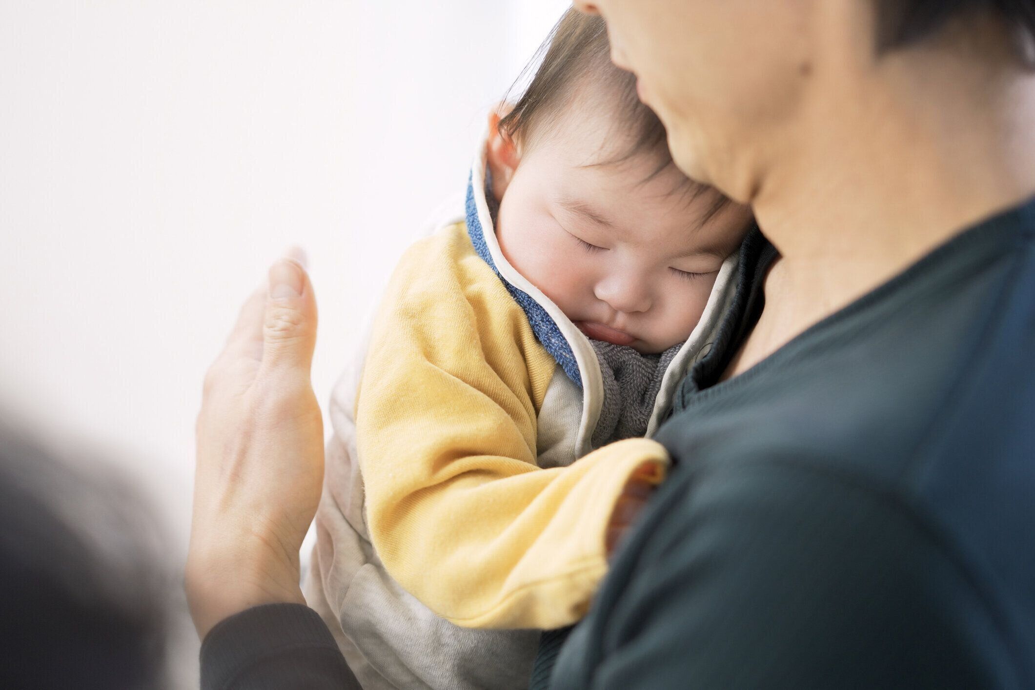 ミルクを飲んで満眠する赤ちゃん