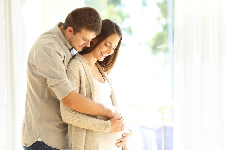 妊娠中の母親の腹を見て新しい親