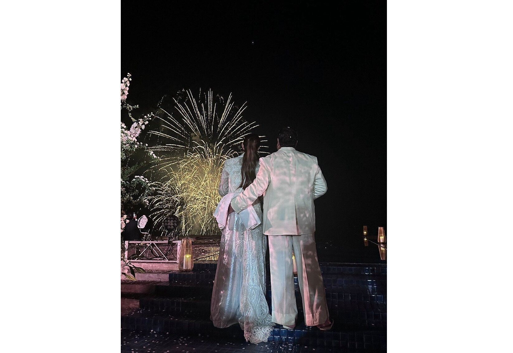 結婚式の最後は、花火が打ち上がった最高の演出も。