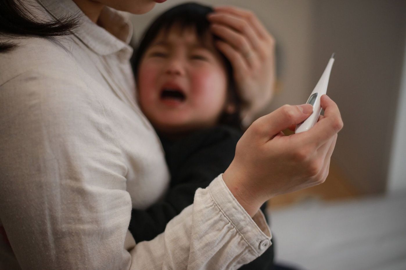 子どもが夜中に熱を出した 吐いた こんなときどうする 家で様子を見ていていいときと至急受診の見分け方 8000 たまひよ 子どもが夜中に熱を出した 吐いた こんなときどうする 家で様子を見ていていいときと至急受診の見分け方 8000 たまひよ