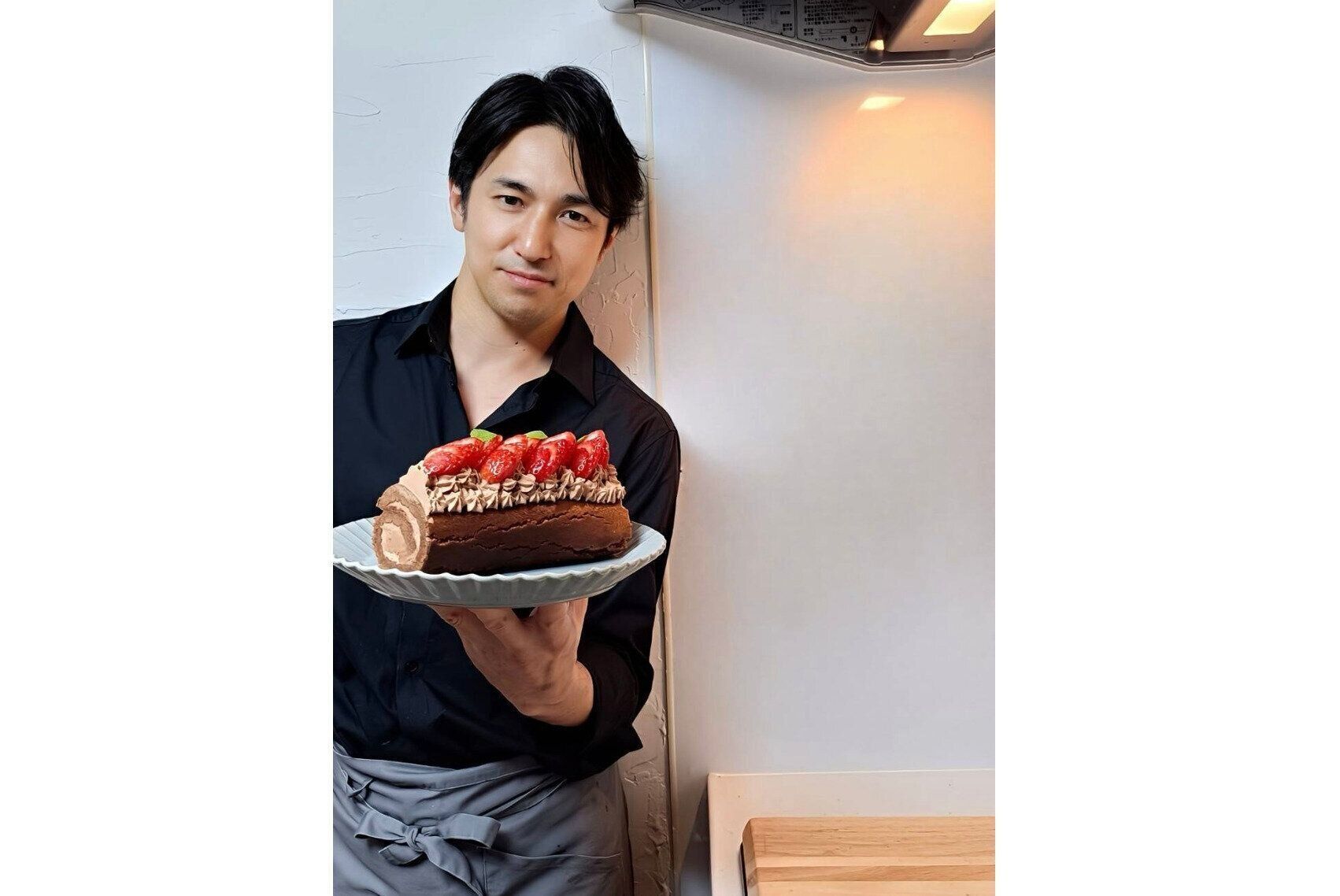 自宅のキッチンでスイーツ作り。作ったケーキは家族みんなで。