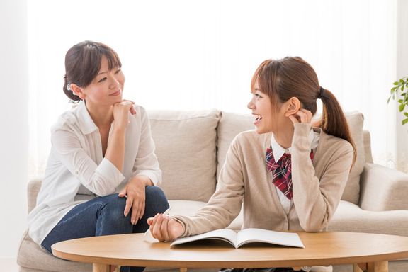 アジアの母と娘のリビング ルームでリラックス