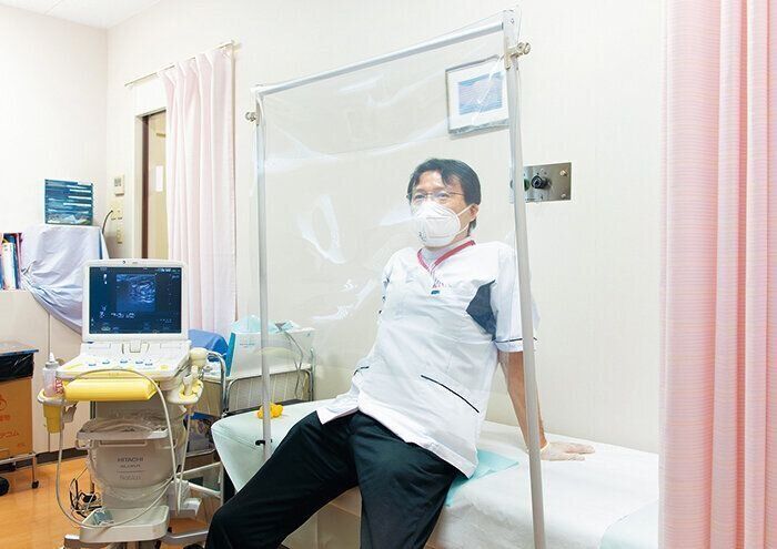 内診台に乗ることが多い女性と違って、男性の診察はベッドに座って行う程度。実際の様子を永尾光一先生に再現してもらいました。