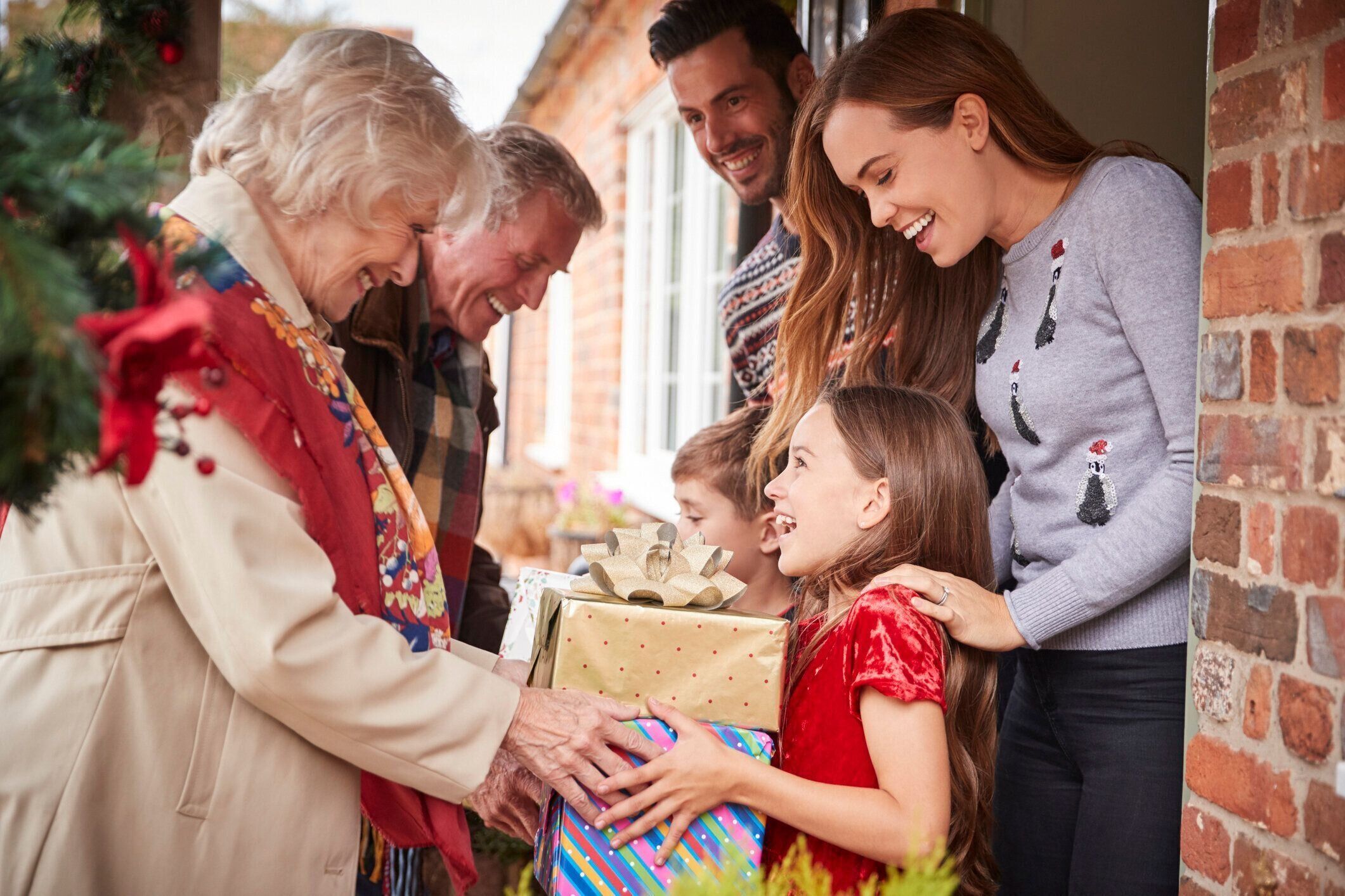 クリスマスの日の贈り物にご利用の到着は、家族で迎えている祖父母