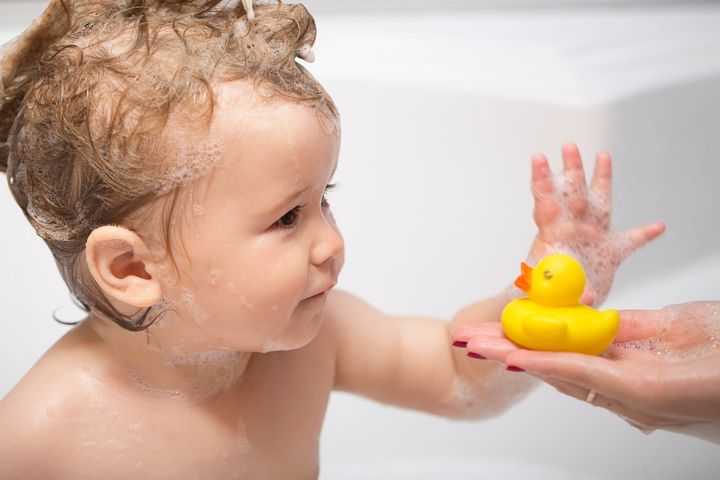 小さな男の子にアヒルのバスルーム