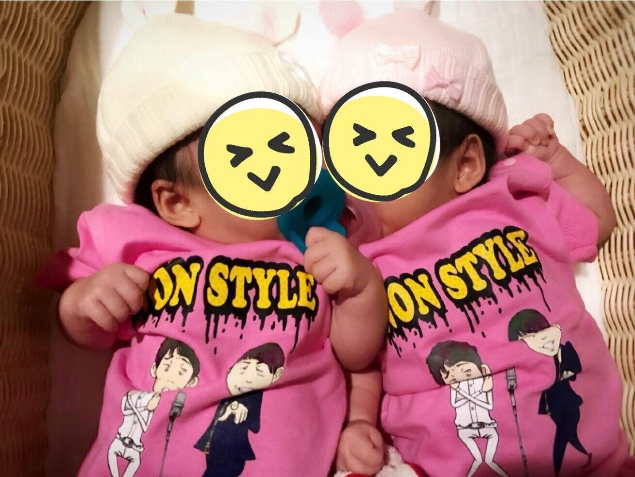 新生児のころの双子たち。NON STYLEのおそろいのTシャツを着て。