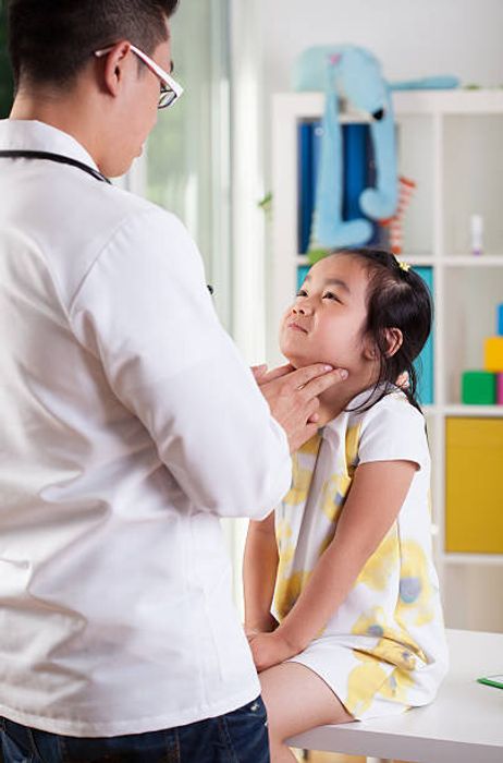 小児科医調べる女の子のリンパ節