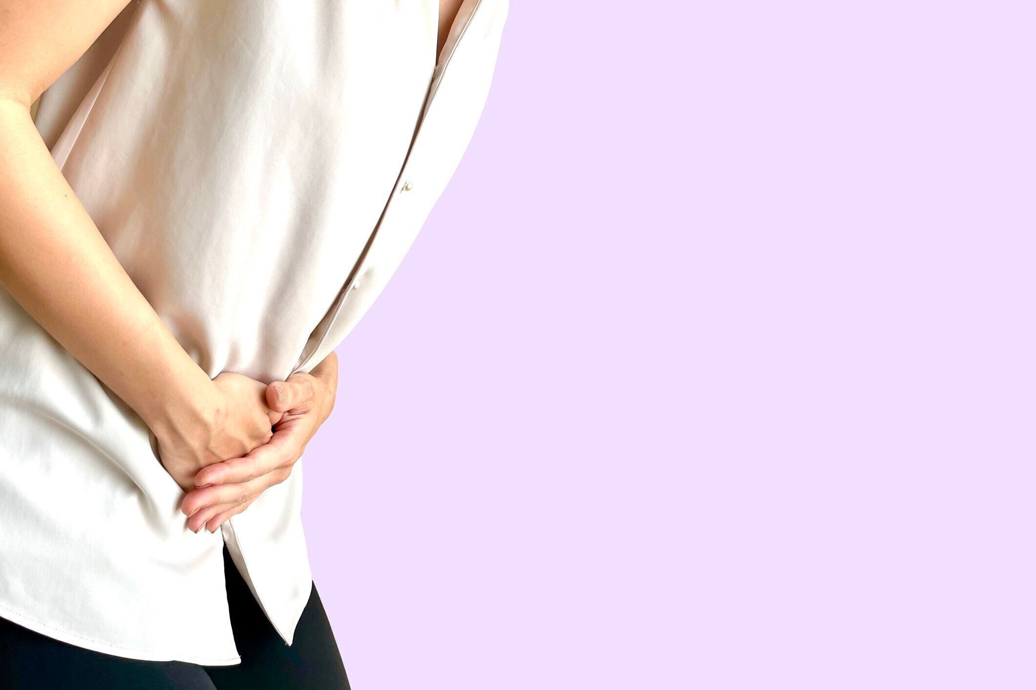 お腹を抱える女性のイメージ