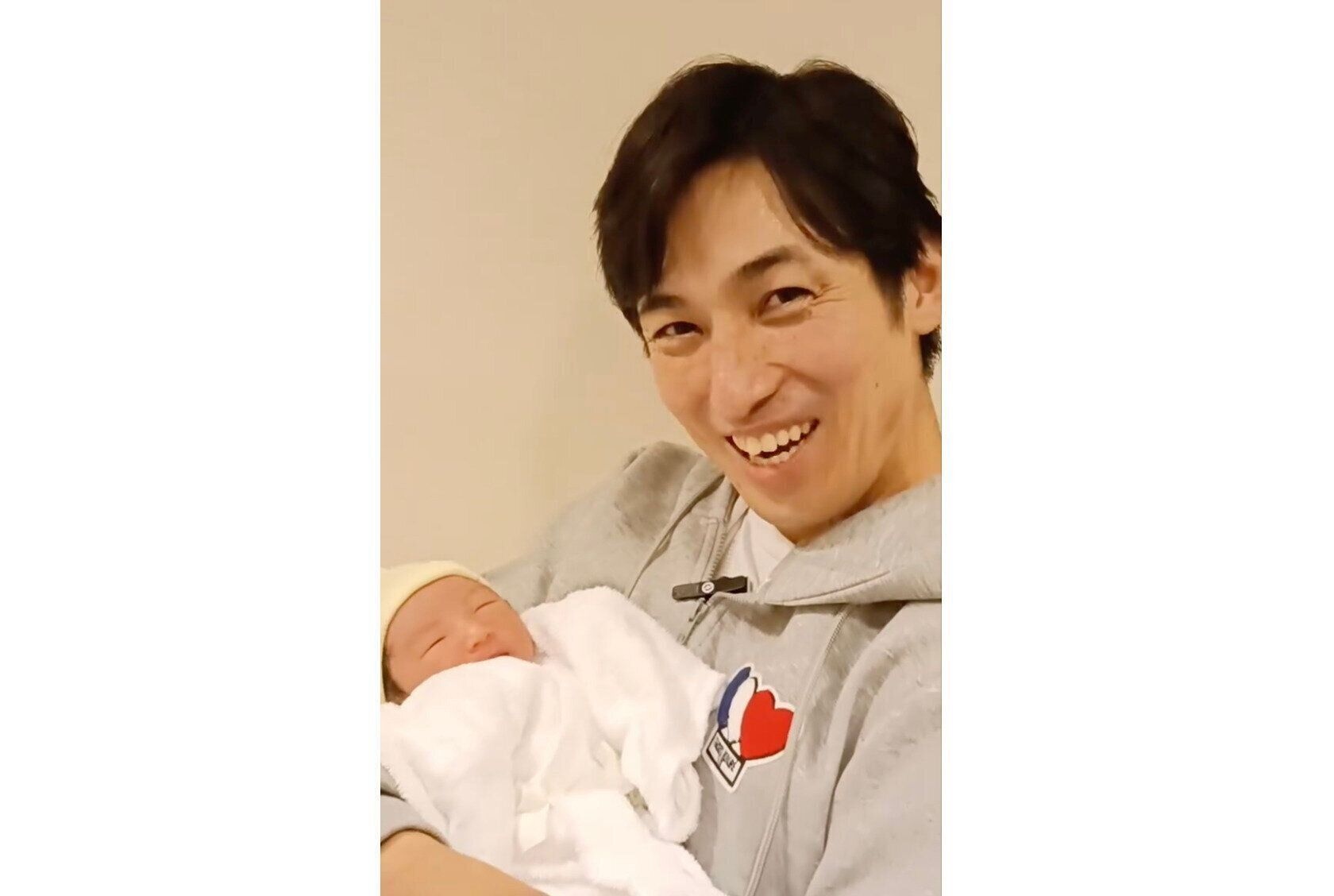 Instagramで、ケーキを作りながら第3子誕生を報告した高橋さん。