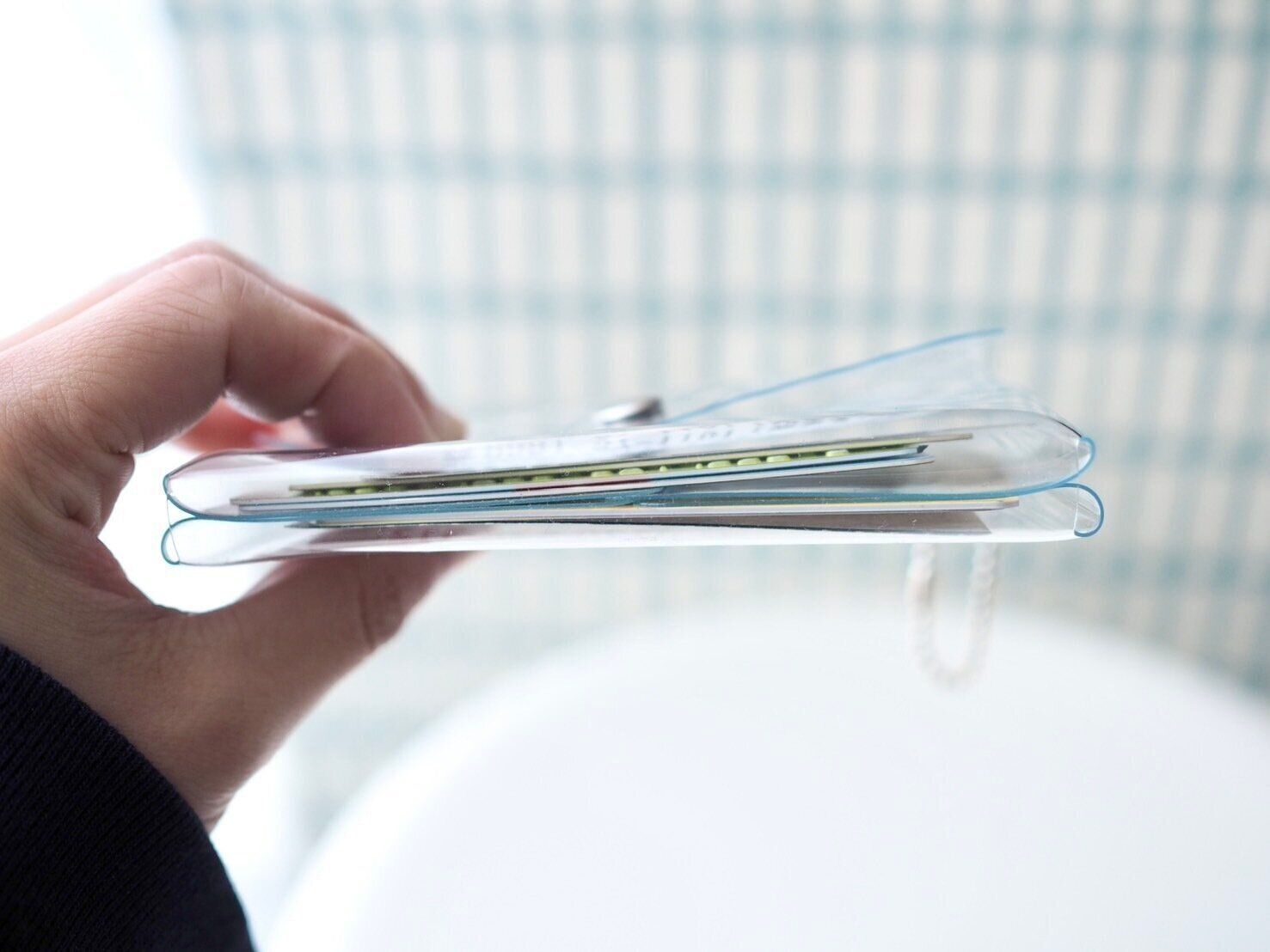 ダイソー「クリアダブルポケットミニポーチ」商品写真と診察券