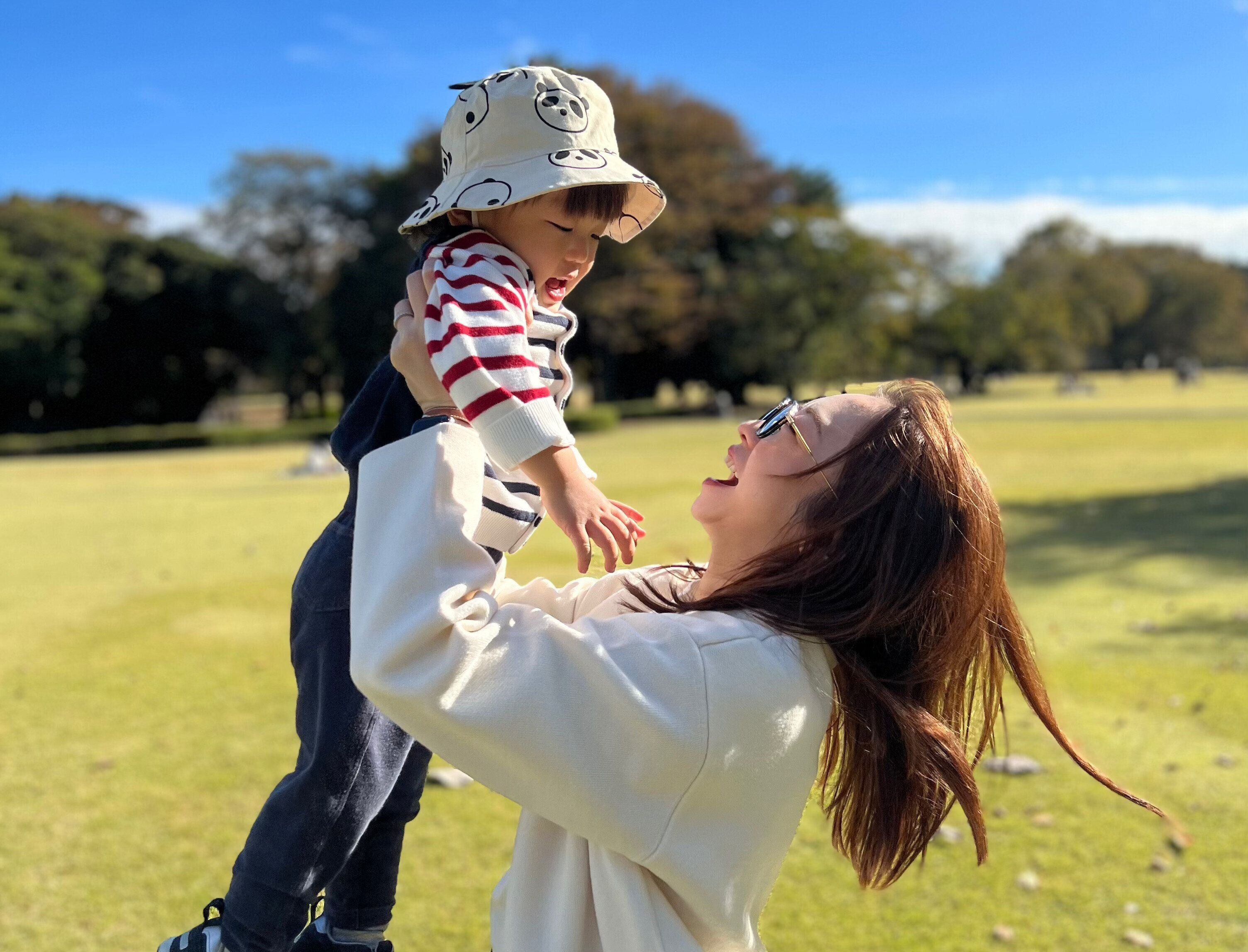 大きな公園で遊ぶ、あいりさんと息子さんの写真
