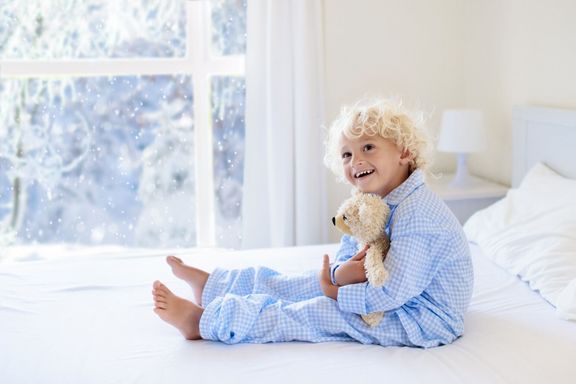 ベッドの子供します。冬のウィンドウ。自宅の雪子。