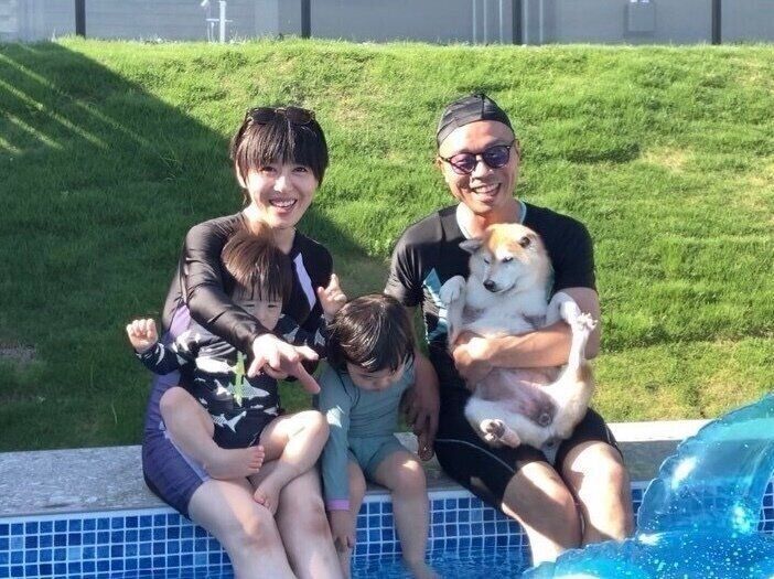 宇都宮さんと山名さん、長男、二男、愛犬と、家族みんなでプール遊び。
