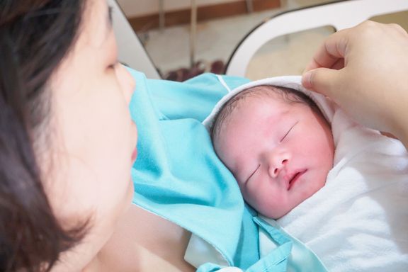 病院で新生児と母親の幸せ