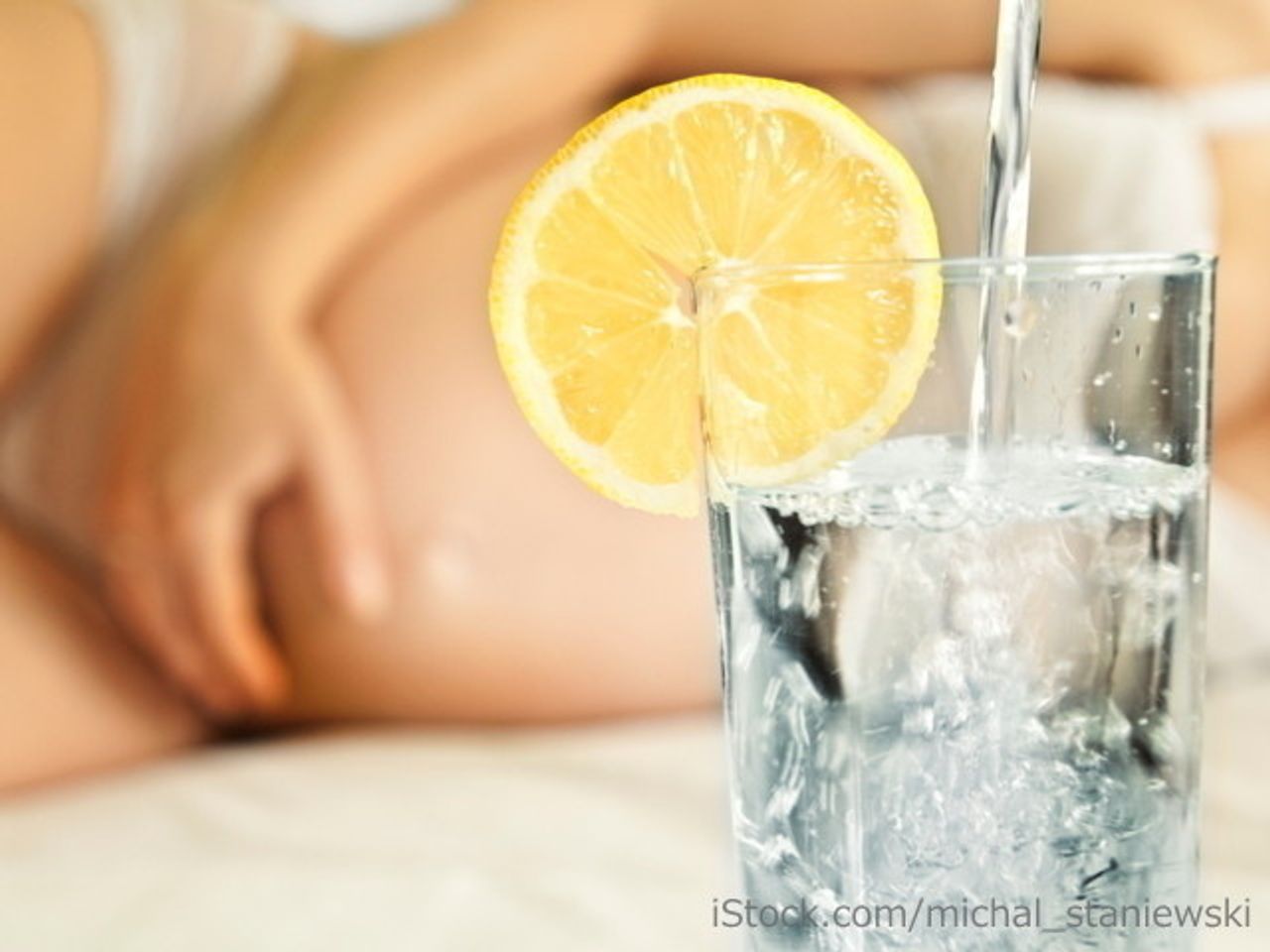 つわりを悪化させてる原因かも 夏の妊婦は水分のとり方に注意 たまひよ つわりを悪化させてる原因かも 夏の妊婦は水分のとり方に注意 たまひよ