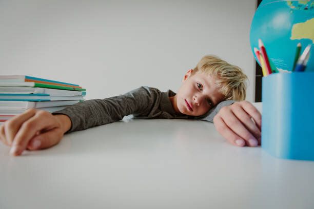 若い少年の叫び疲れて宿題、過負荷、ストレス