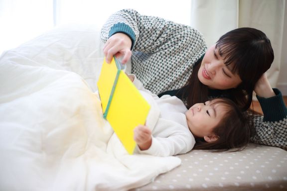 絵本を読む親子