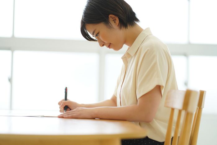 ボールペンの書き込みを練習している女性