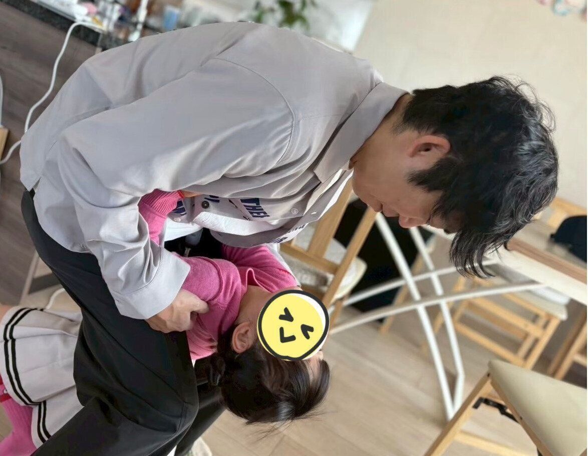 三女と遊ぶ、石田さん。