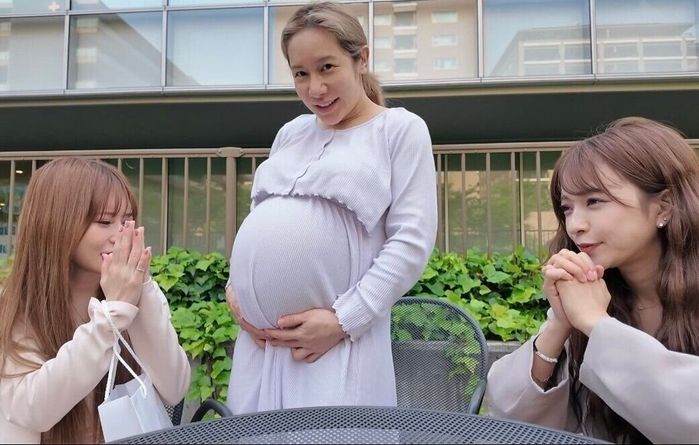 妊娠中もありしゃんさんをずっと支えてくれた、メンバーのまりなさん(左)とさおりんさん(右)