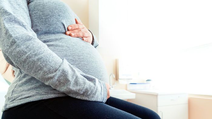 病院で妊娠中の女性