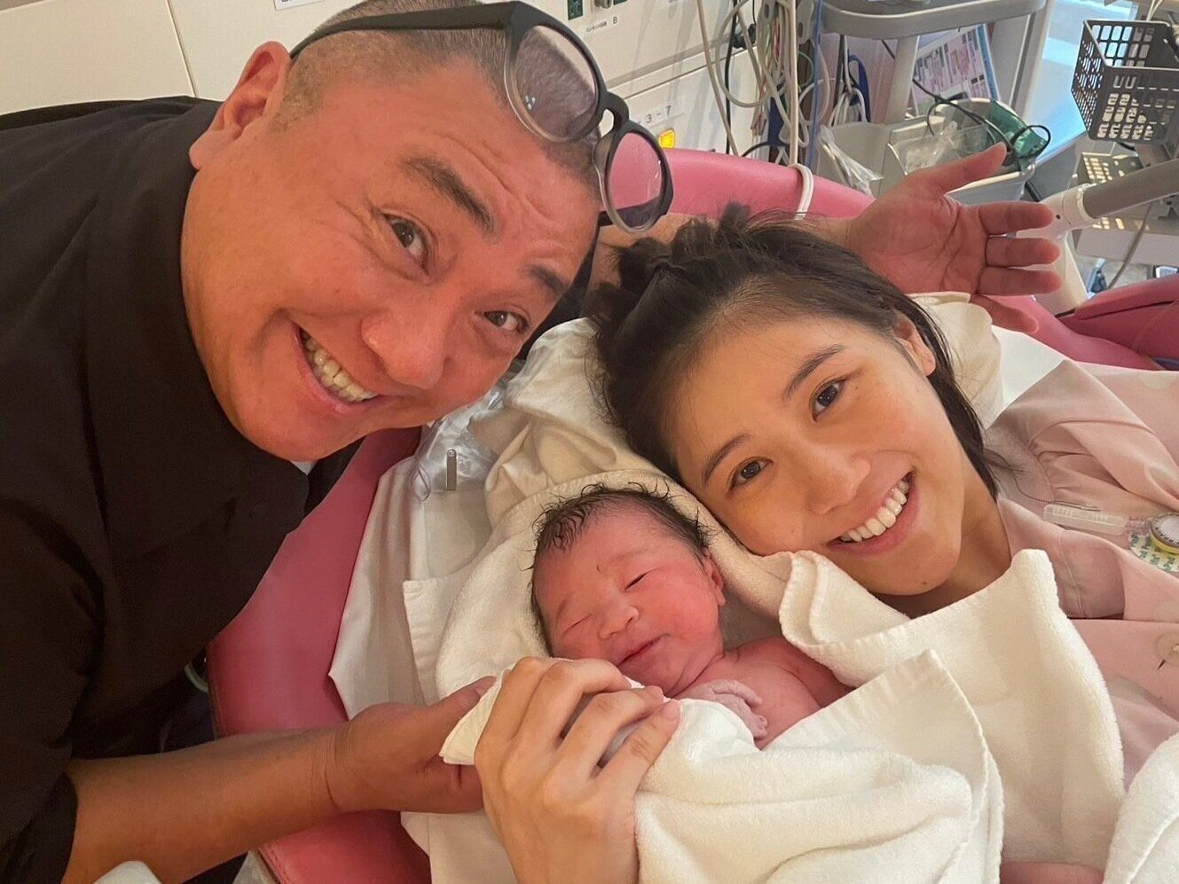 出産直後の西野さんと山本さん、生まれたばかりのにこりちゃん。