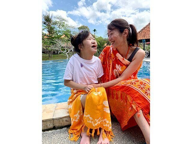 インドネシア旅行中の友岡さん親子