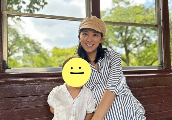 竹内さんと息子さん、お出かけ先でのツーショット写真。