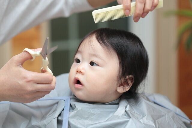 子どもの美容院デビューはいつから？【子どものヘアカット事情】