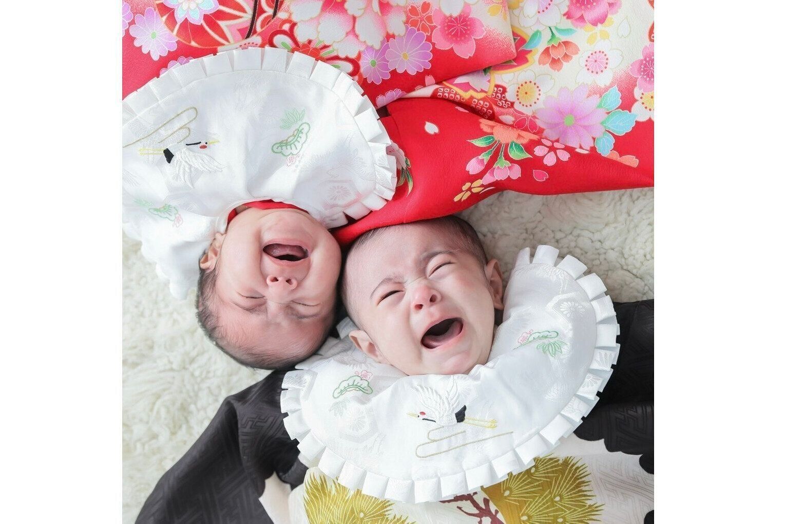 双子ちゃんのお宮参り。泣くのも双子で一緒に。