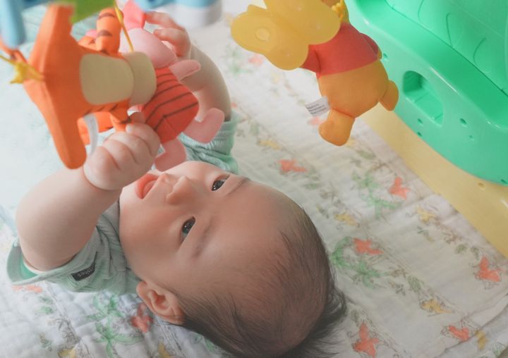 指しゃぶりは歯並びに影響しない こぶしを口に入れるのは何かのサイン 生後4 7カ月赤ちゃんの気になるしぐさやq A 小児科医 たまひよ 指しゃぶりは歯並びに影響しない こぶしを口に入れるのは何かのサイン 生後4 7カ月赤ちゃんの気になるしぐさやq A 小児科医 たまひよ