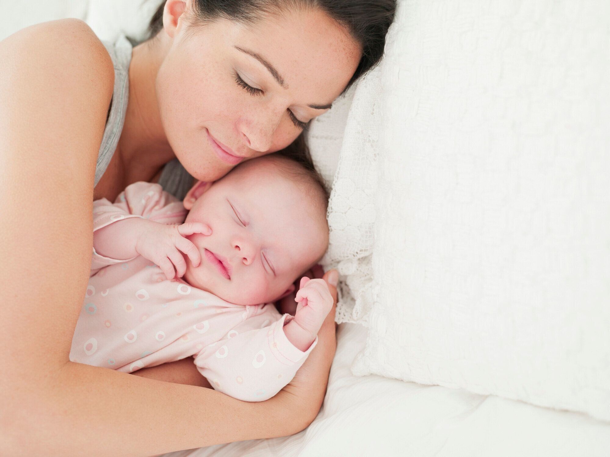妊婦とベビーベッドルームのベッド