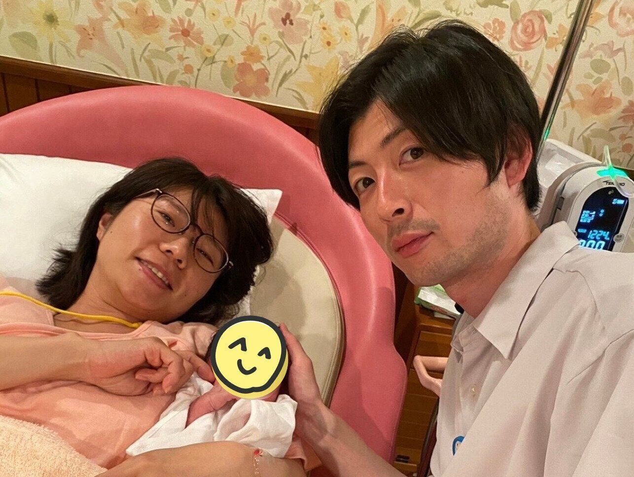 出産直後の山﨑さんと夫・立川談洲さん、生まれたばかりの娘さん。