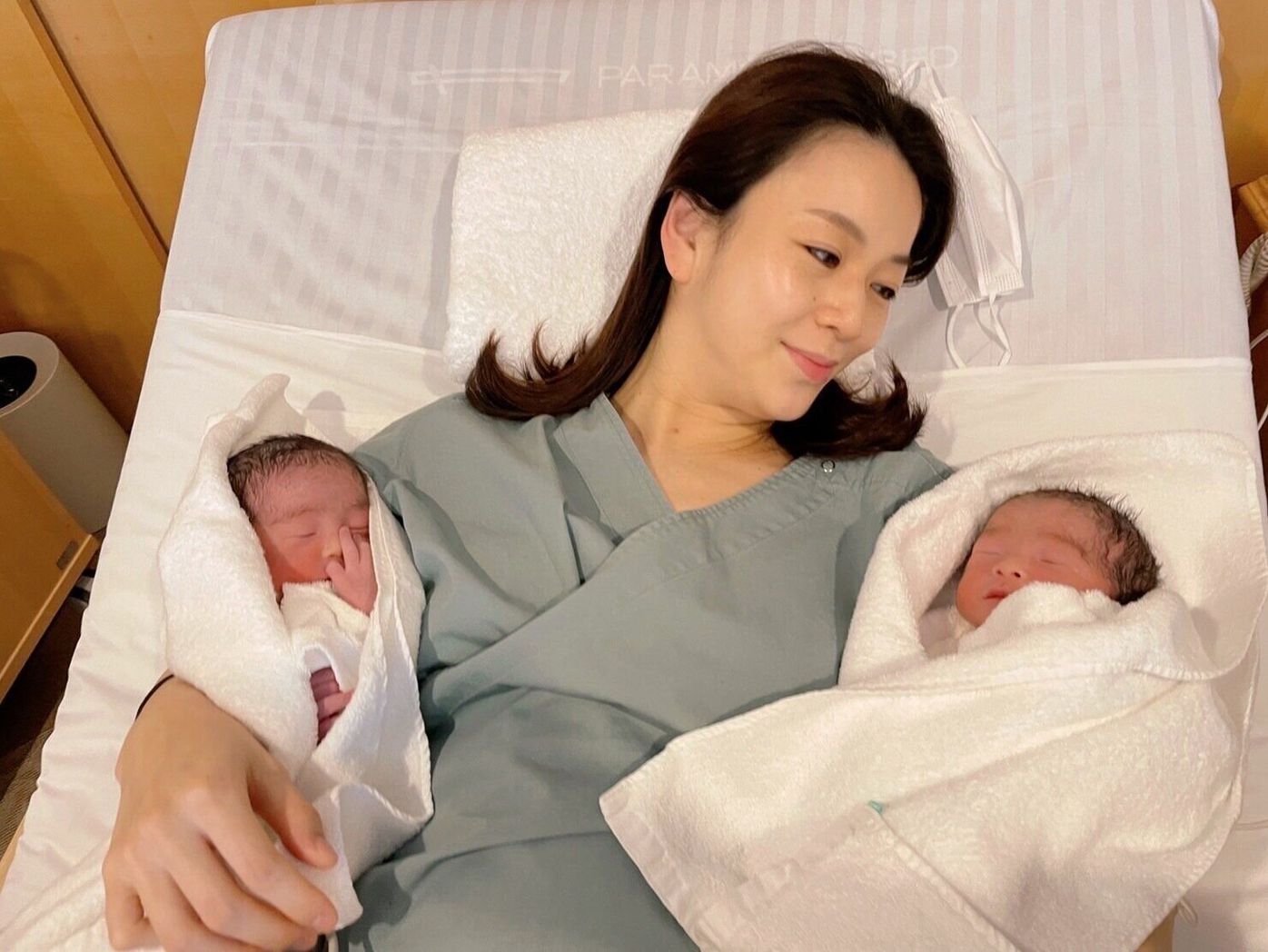 画像 生まれたばかりの双子を抱っこする元テレ東 秋元玲奈アナ たまひよ 画像 生まれたばかりの双子を抱っこする元テレ東 秋元玲奈アナ たまひよ