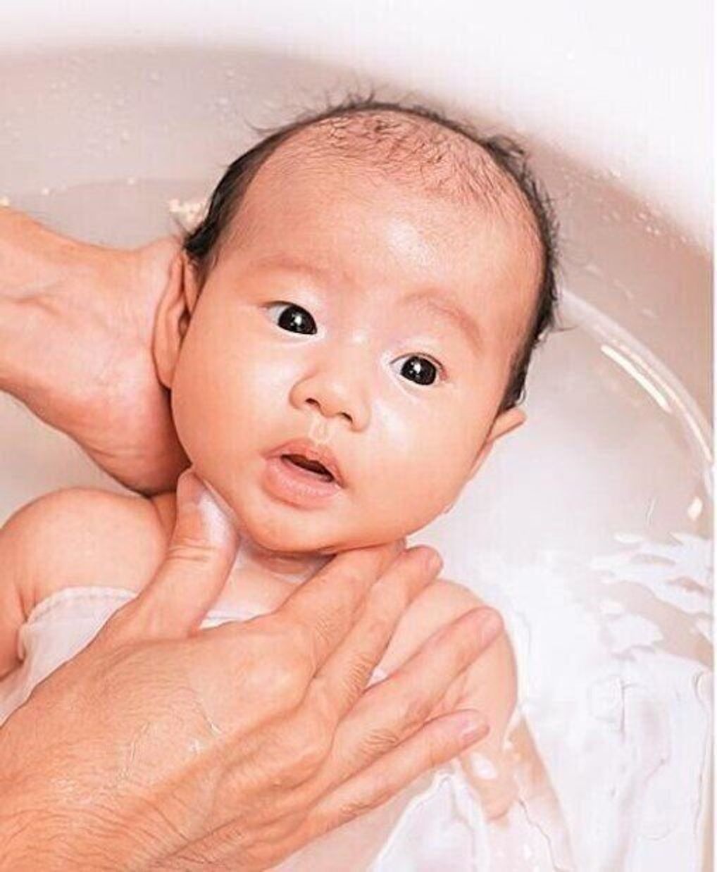 赤ちゃんの夏の肌トラブルを防ぐ 沐浴の手順 洗い方 流し方 保健師 たまひよ 赤ちゃんの夏の肌トラブルを防ぐ 沐浴の手順 洗い方 流し方 保健師 たまひよ