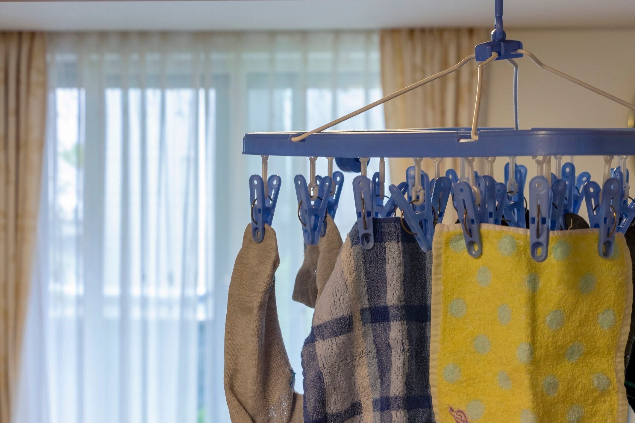 部屋の洗濯物を乾燥させる