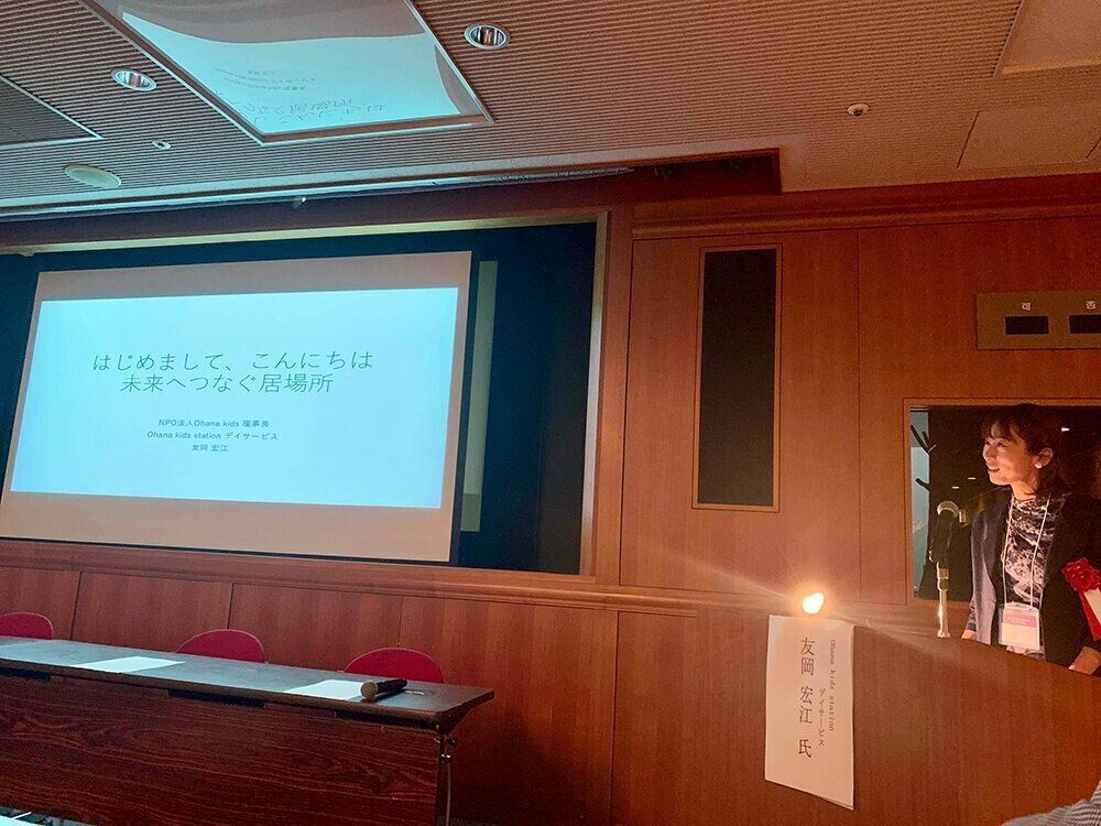 大学病院で講演する友岡さん