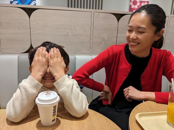 息子さんとカフェでひと休みする、近藤さや香さん。