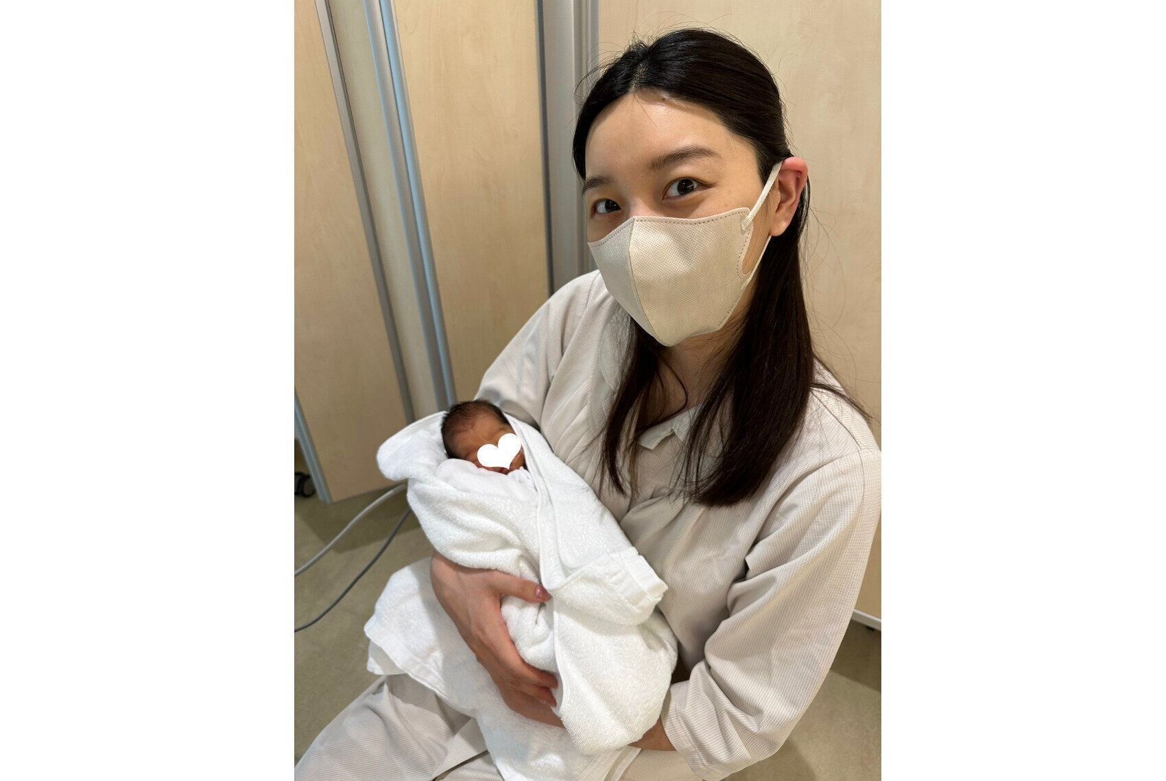 娘さんを出産直後の静さん。